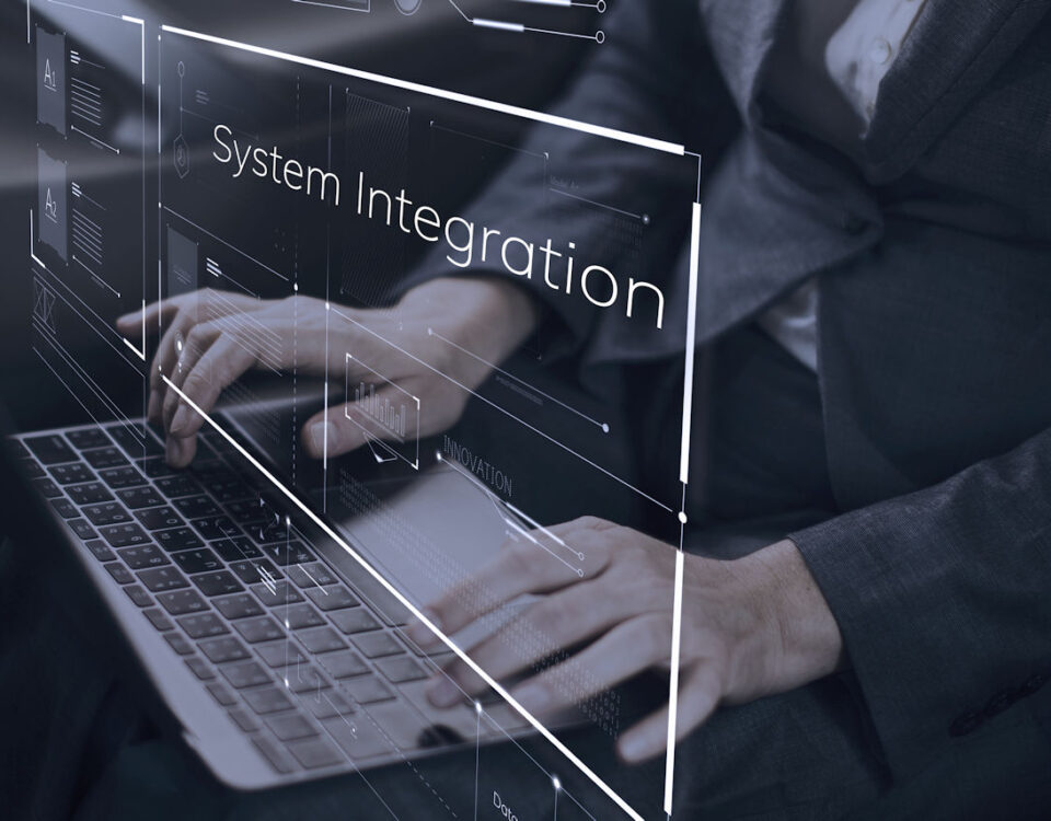Integrator systemów pisze na klawiaturze