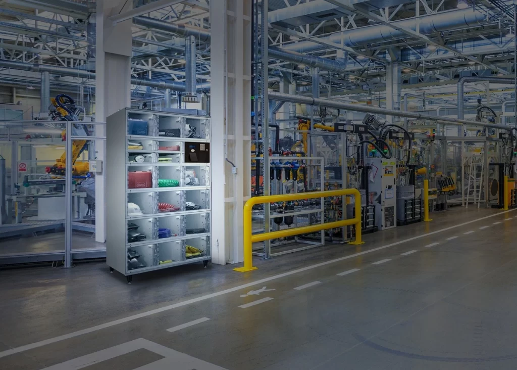 Szafa automatyczna do przechowywanie sprzętu w hali produkcyjnej