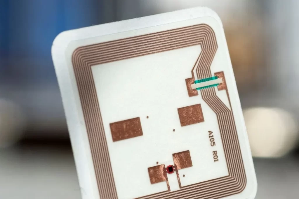 Zbliżenie na tag RFID, wykorzystywany do bezprzewodowej identyfikacji i śledzenia obiektów