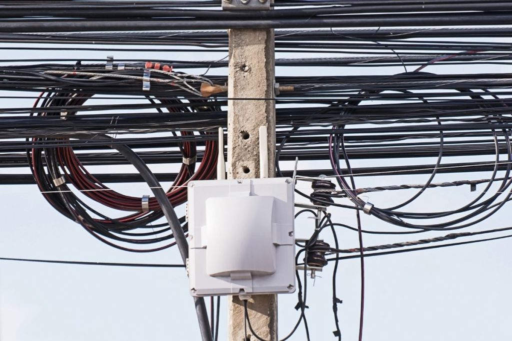 Zewnętrzny access point umieszczony w skrzynce montażowej