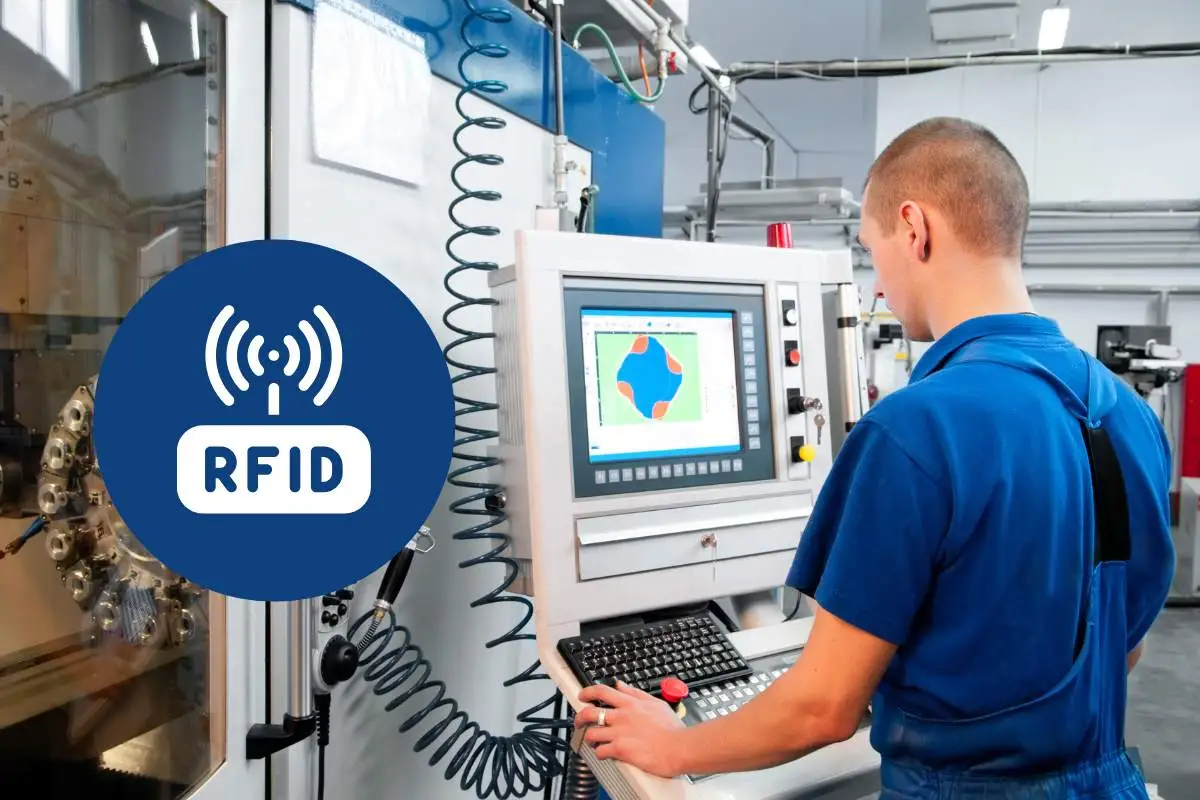 Pracownik korzystający z czytnika RFID do kontroli dostępu do maszyn produkcyjnych