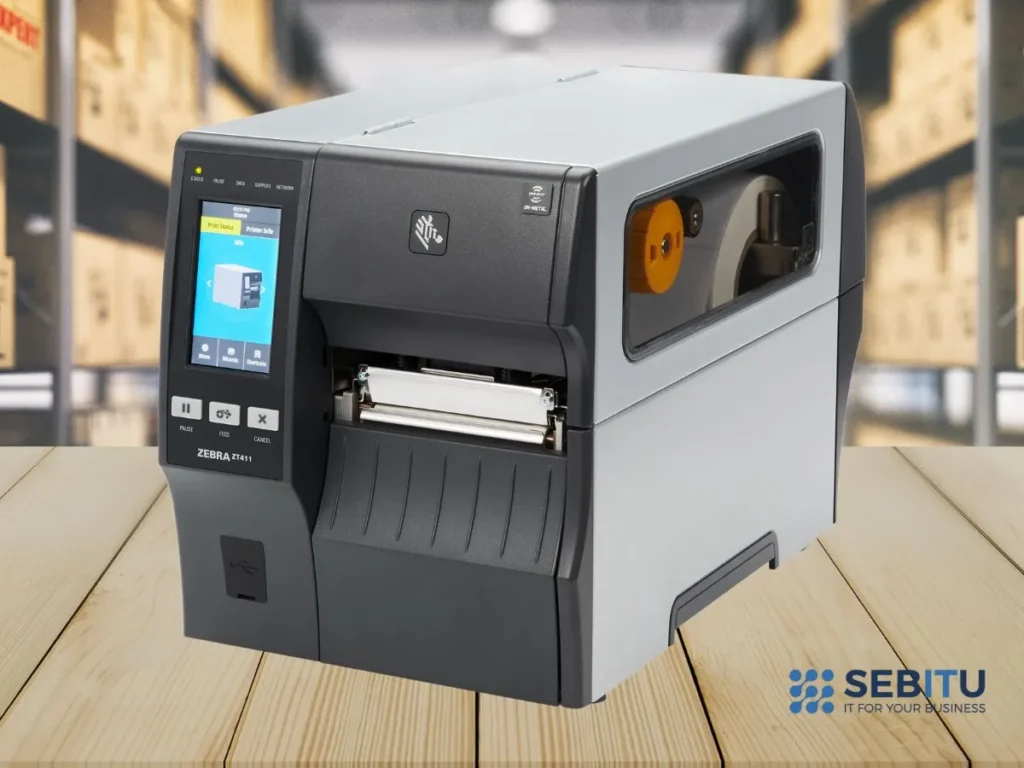 Drukarka etykiet RFID Zebra ZT411 na tle magazynu – sprzęt do druku i kodowania znaczników RFID, rekomendowany przez SEBITU.